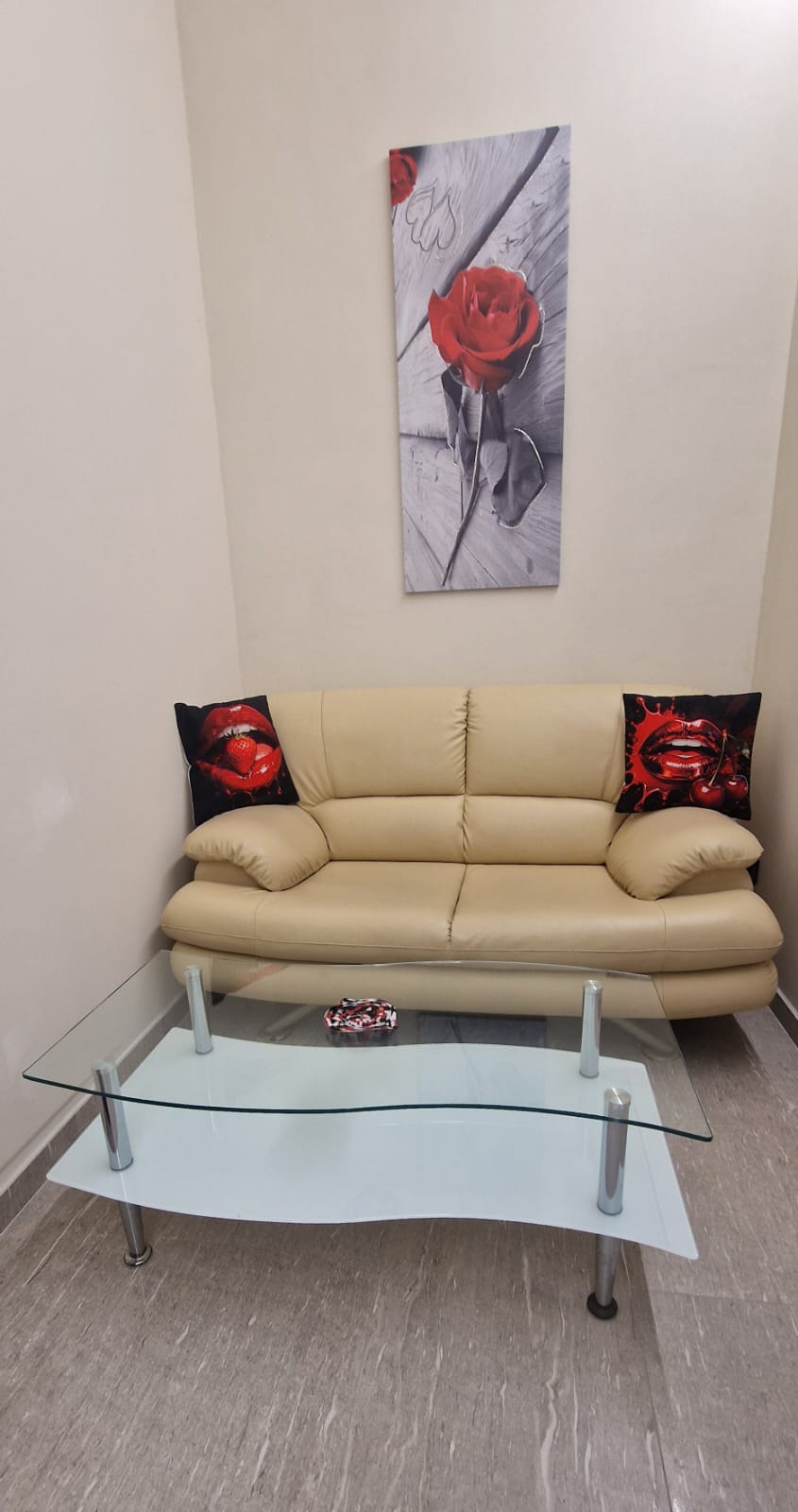 Zona living con divano e tavolo in vetro